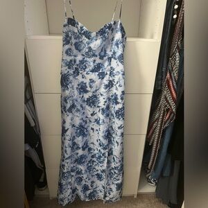 Abercrombie (A&F) Camille midi dress. Blue floral, size small, petite